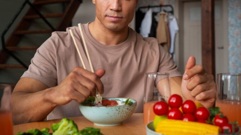 Homem realizando uma alimentação equilibrada e variada, de acordo a dieta flexível