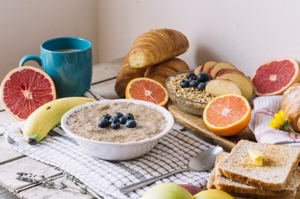Mesa composta por alimentos de café da manhã saudável