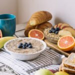 Mesa composta por alimentos de café da manhã saudável