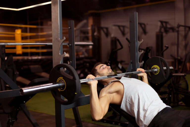 Homem na academia fazendo o exercício supino inclinado
